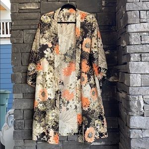 WOMANS DUAL NATURE FLORAL KIMONO